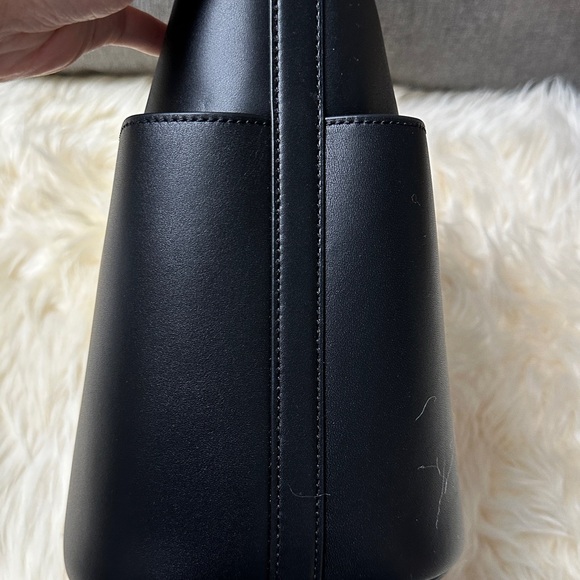 The Crest Lock Leather Bucket Bag
Veronica Beard - Picture 9 of 11